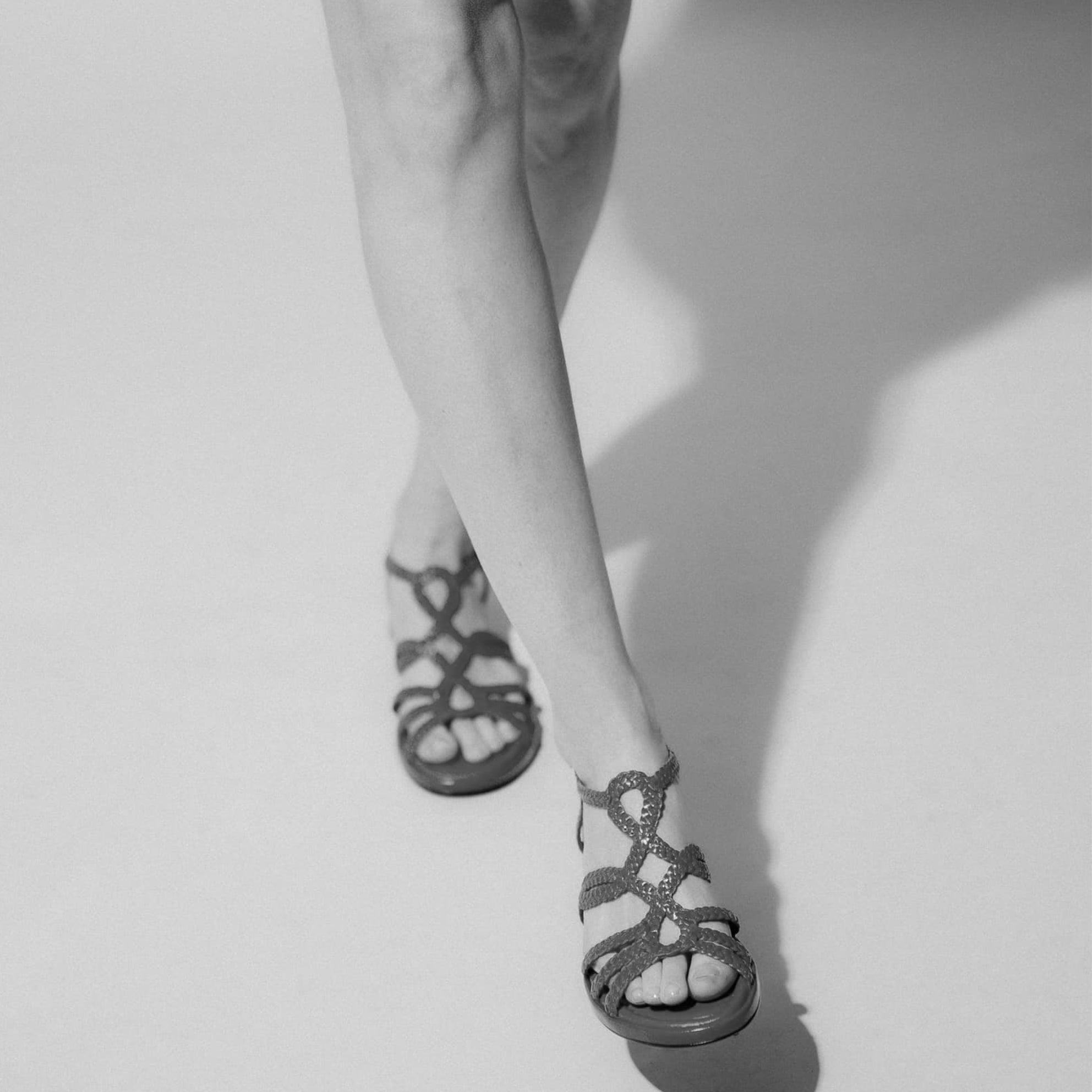 SANDALIA PLANA DIANA WET MILK