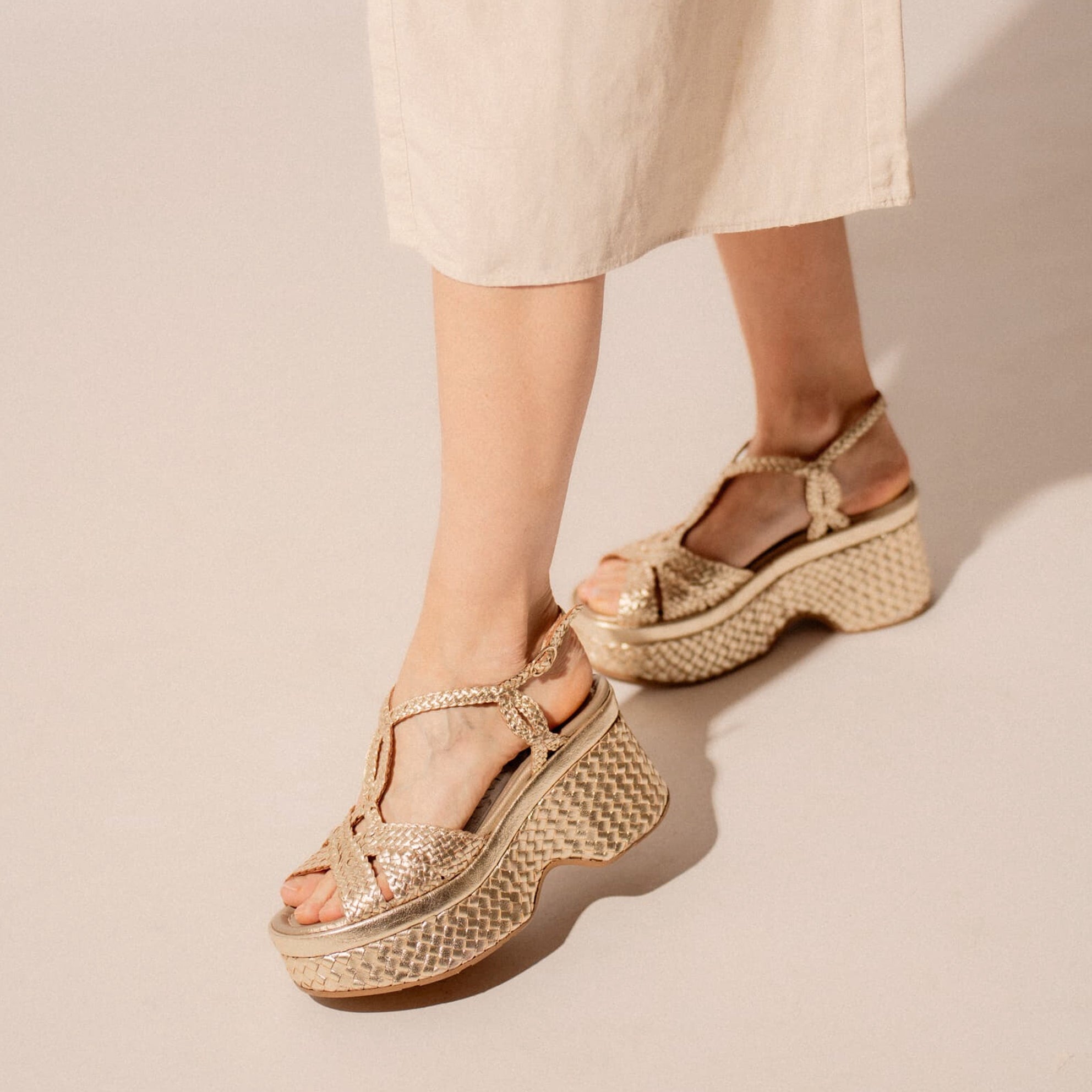 SANDALIA PLATAFORMA LILLE METAL PLATINO