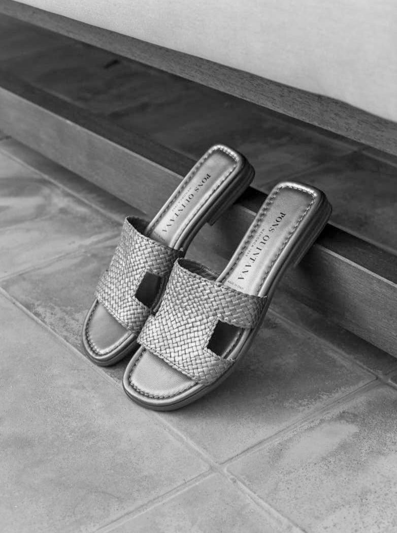 SANDALIA PLANA TINA METAL PLATINO