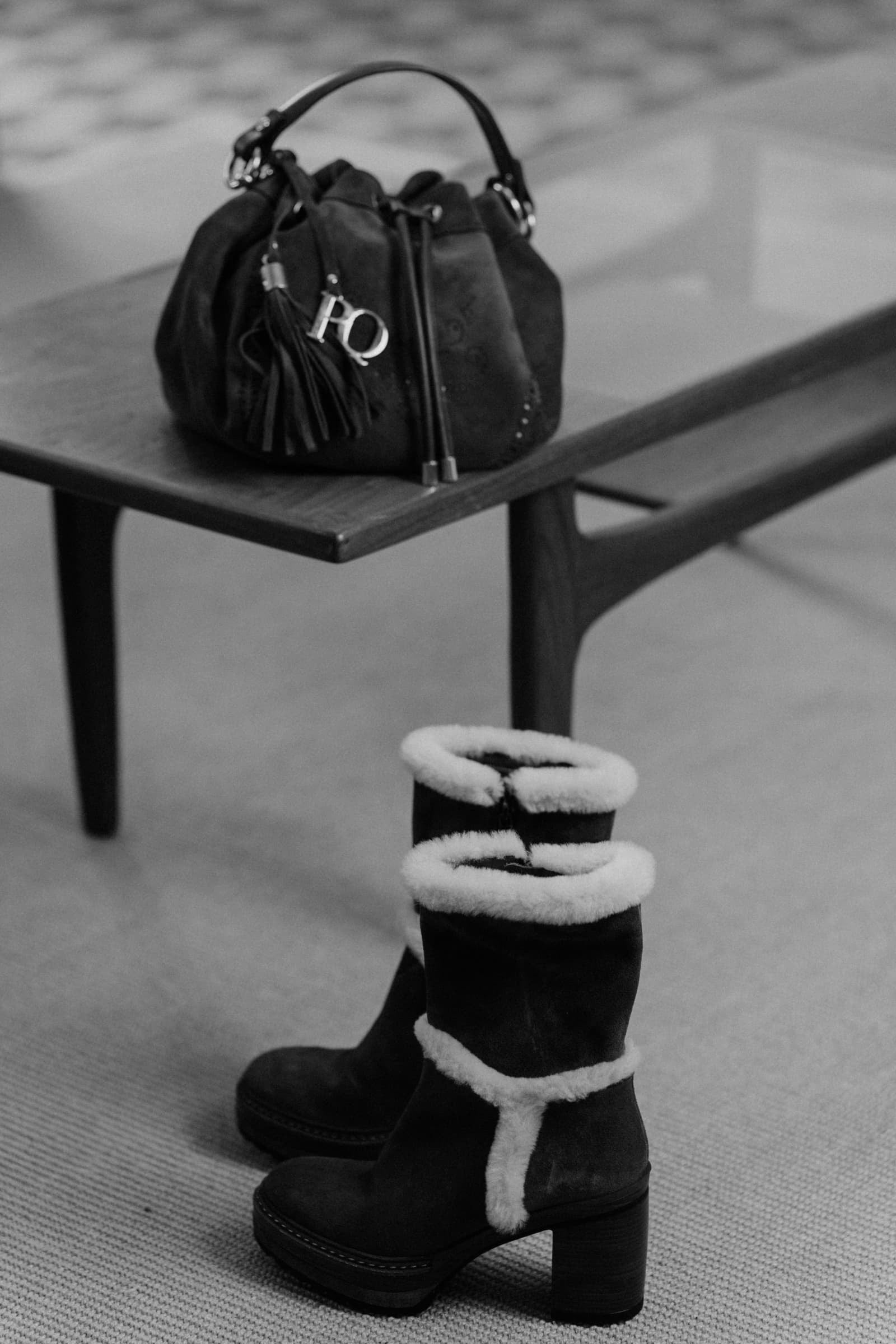 BOLSO DE MANO V171 VELOUR TOPO