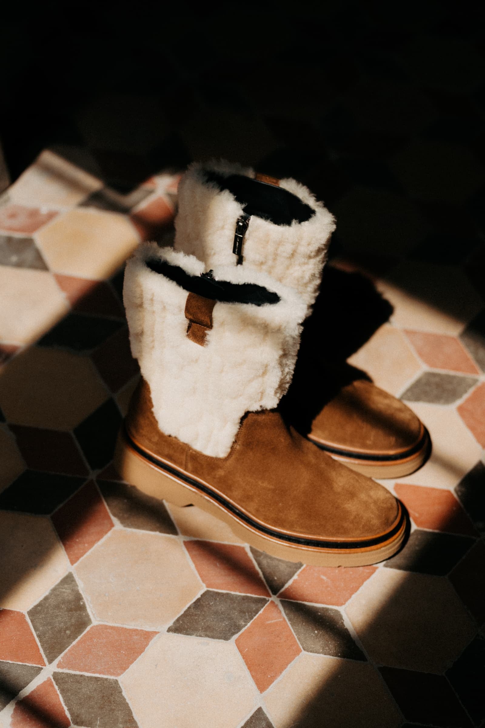 BOTIN PLATAFORMA YANNY VELOUR TOFFE + CENEFA BEIGE