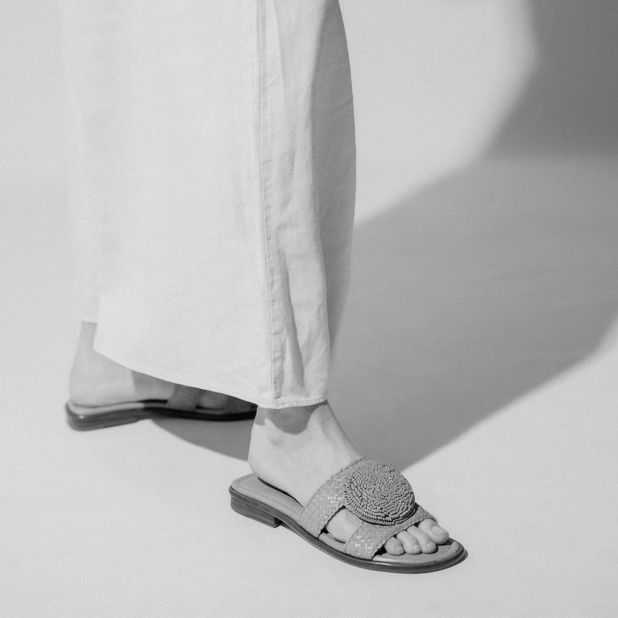 SANDALIA PLANA TINA METAL PLATINO