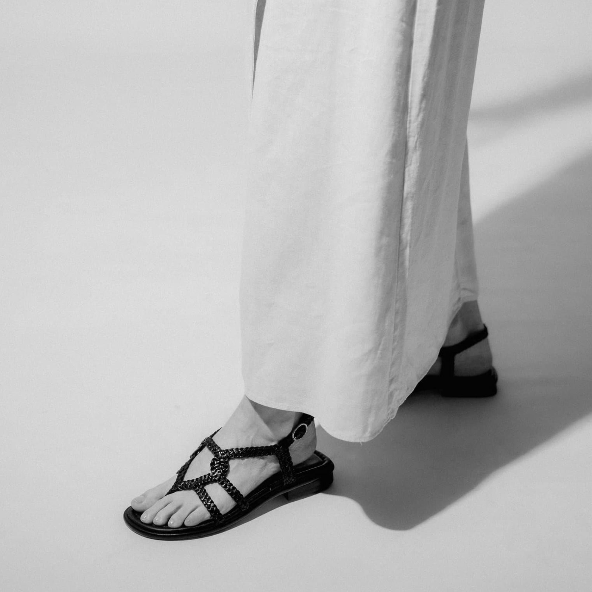 SANDALIA PLANA TINA CAOBA