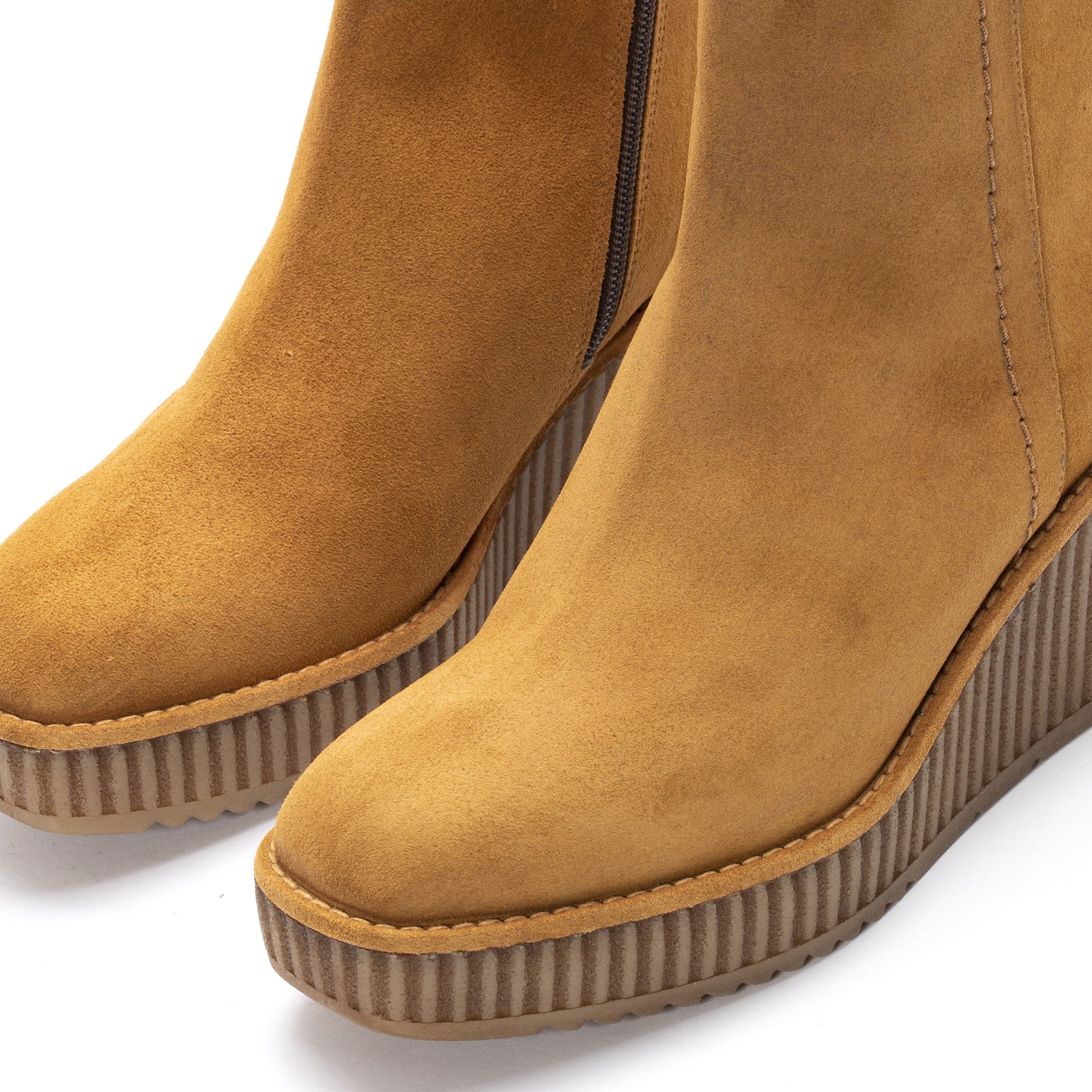 BOTIN PLATAFORMA CLAUDIA VELOUR MIEL