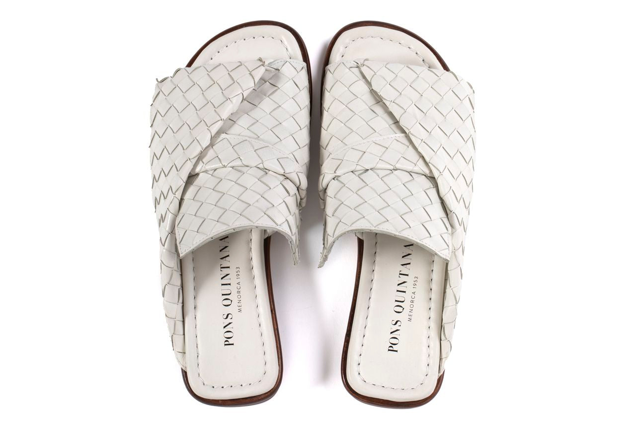 SANDALIA PLANA TINA WET MILK