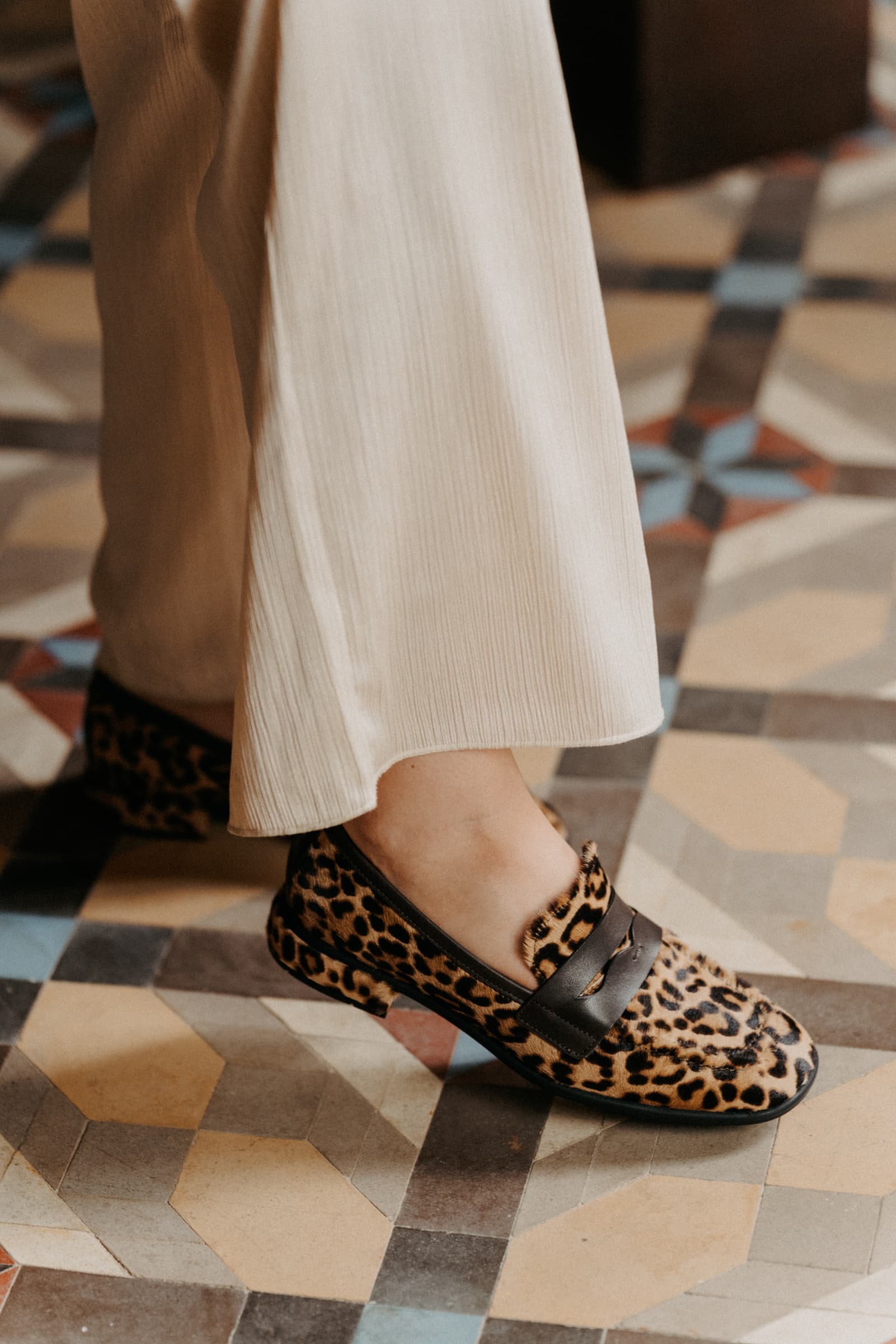 MOLLY PONY MACULATTO BEIGE FLAT MOCCASIN