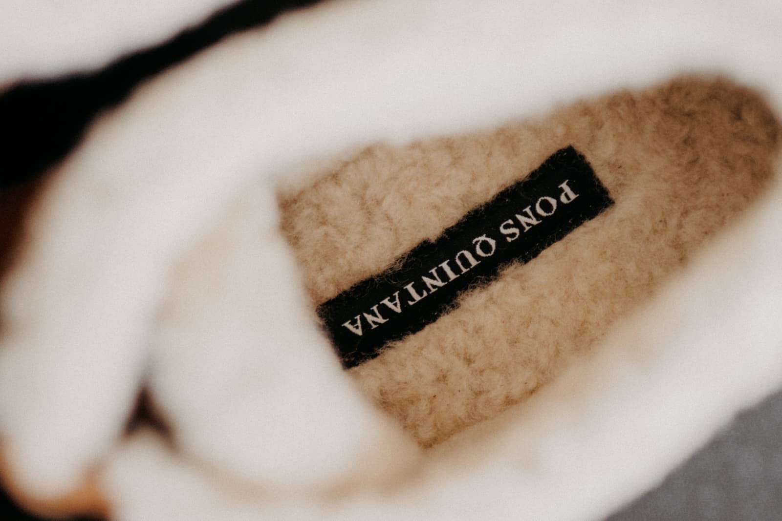 MOCASÍN PLATAFORMA YANNY VELOUR TOFFE + MOUTON BEIGE