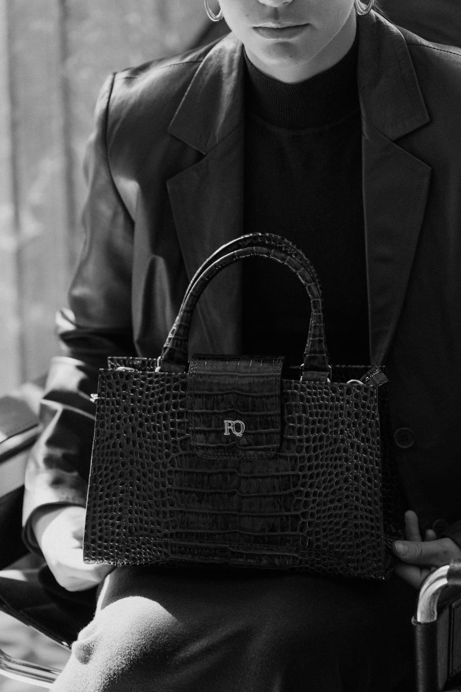 BOLSO DE MANO V178 LAKE NEGRO