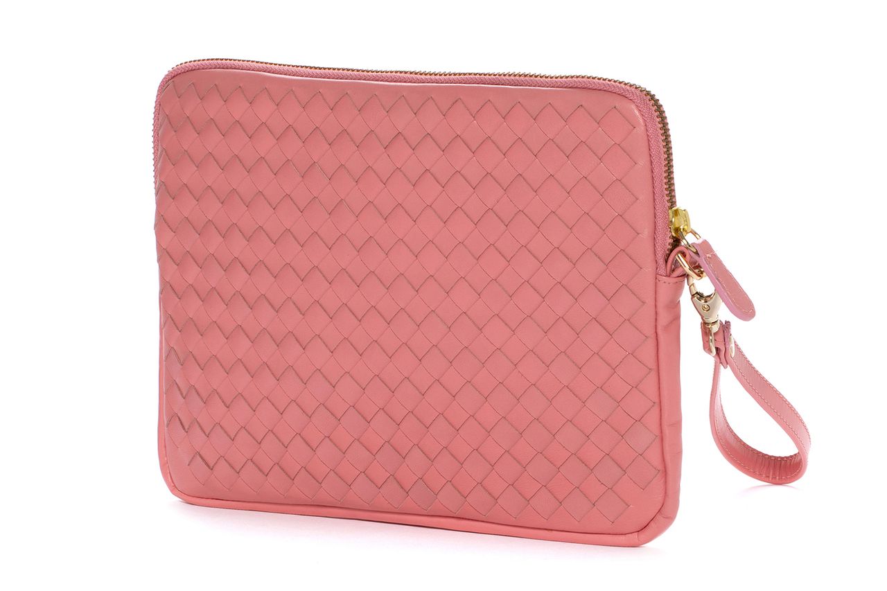 BOLSO DE MANO V162 TRENZADO WET PINK