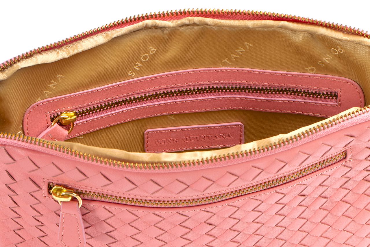 BOLSO DE MANO V162 TRENZADO WET PINK